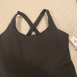 Elegant Black Cross-Back Sports Bra